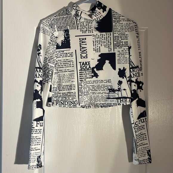long sleeve newspaper turtle neck cropped top - Picture 2 of 2